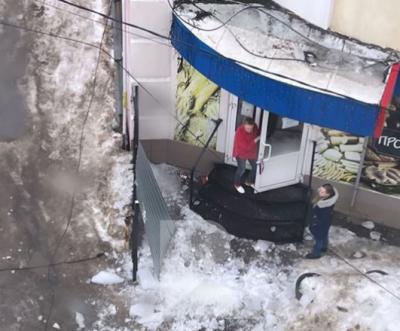 В центре Рязани с крыши магазина рухнула глыба льда